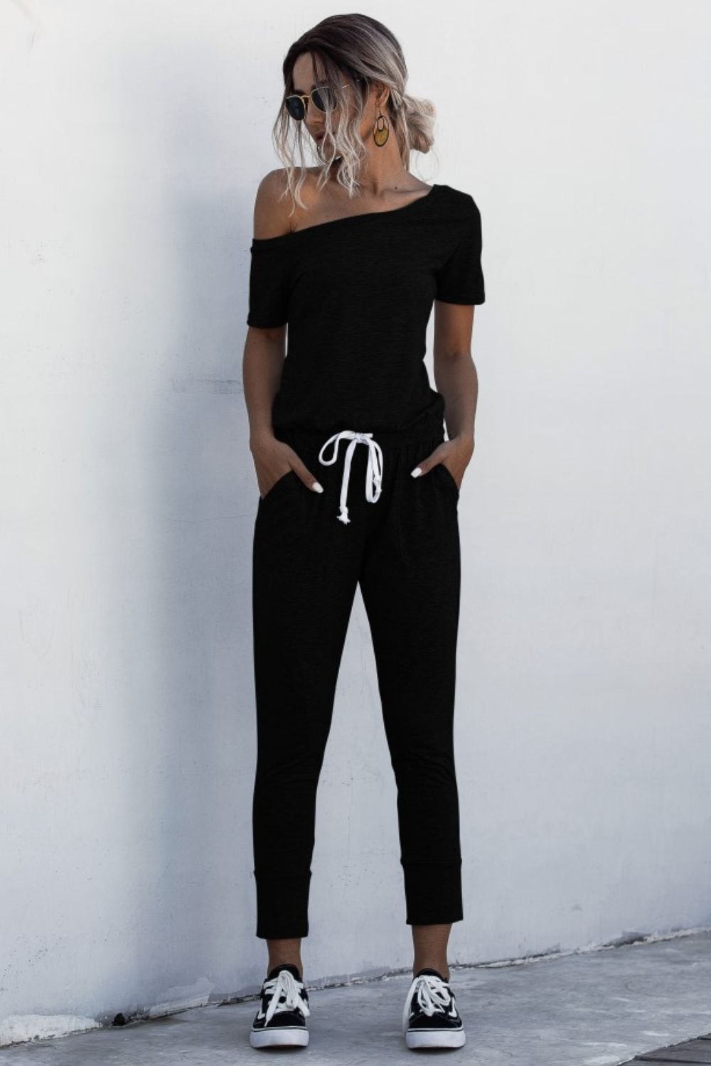 Asymmetrischer Jumpsuit mit Bindeband am Hals und Taschen