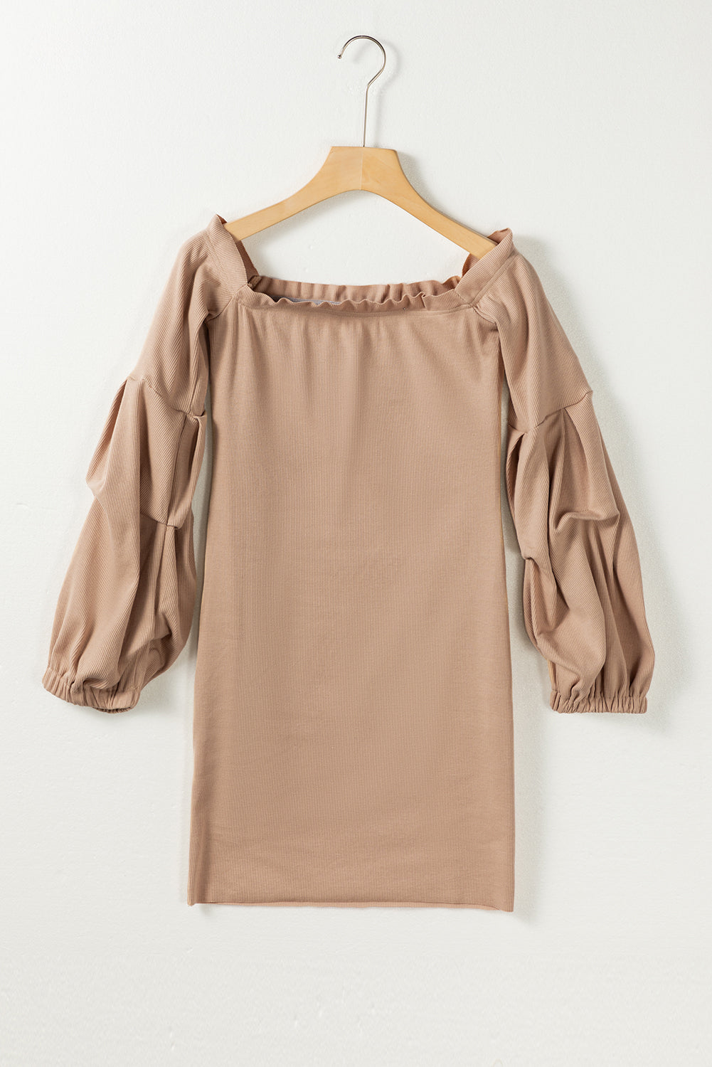 Gerafftes, schulterfreies, langärmliges Kleid