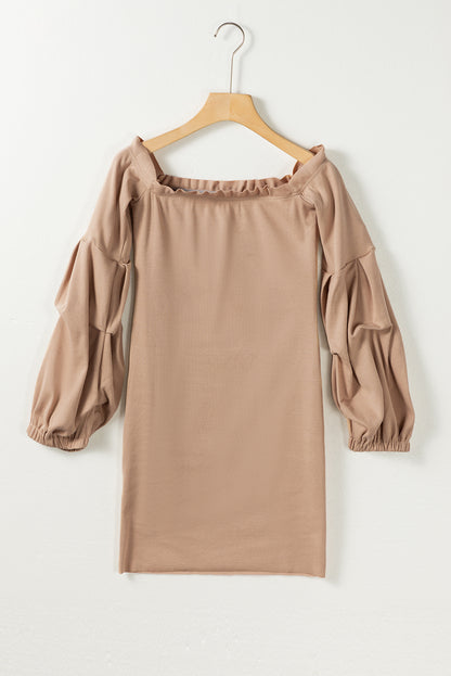 Gerafftes, schulterfreies, langärmliges Kleid
