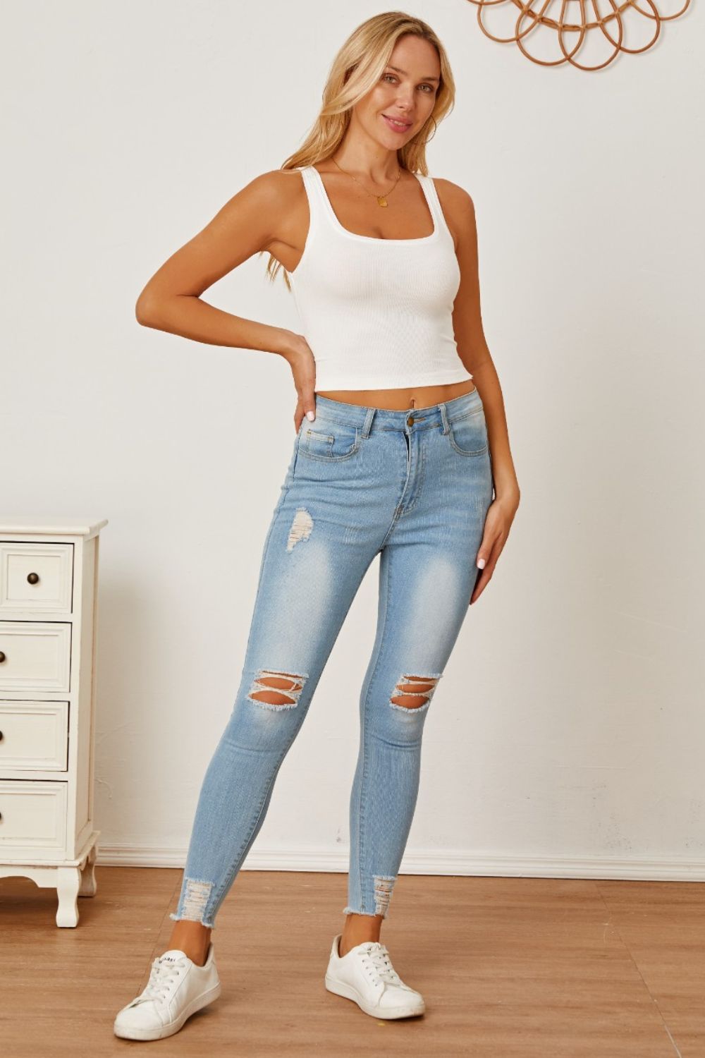 Tanktop mit eckigem Ausschnitt und breiten Trägern