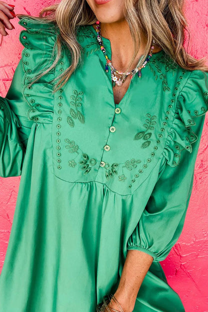Besticktes Kleid mit Rüschen und Dreiviertelärmeln