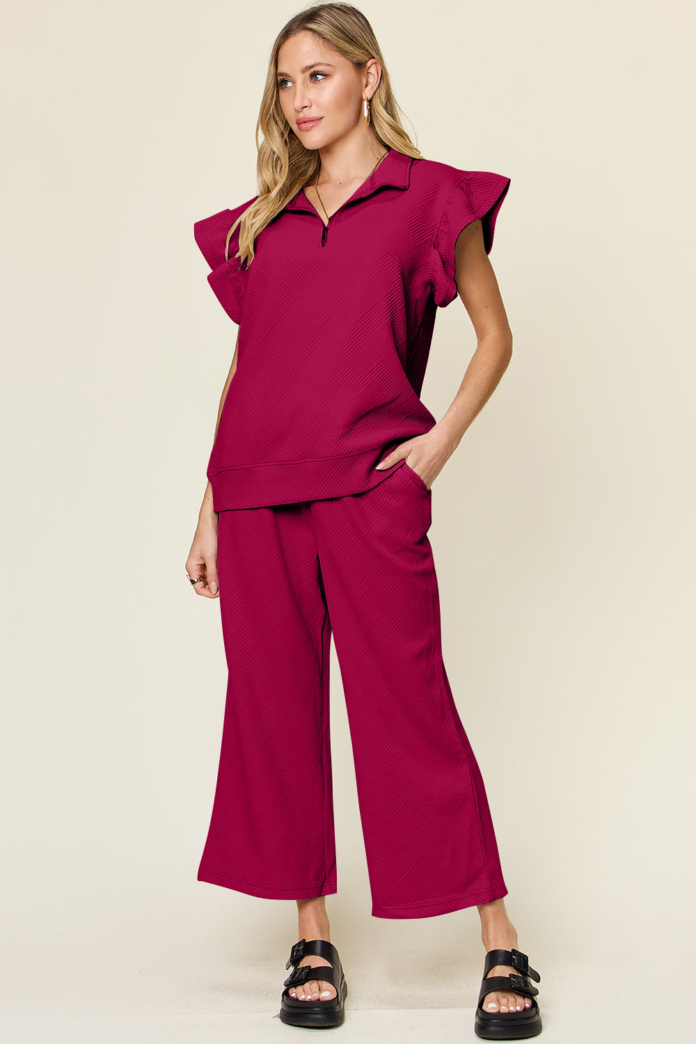 Double Take – Strukturiertes, kurzärmliges Oberteil mit Rüschen und Hose mit weitem Bein und Kordelzug im Set