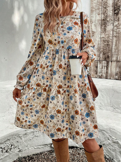 Gestuftes, florales Kleid mit Rundhalsausschnitt und langen Ärmeln