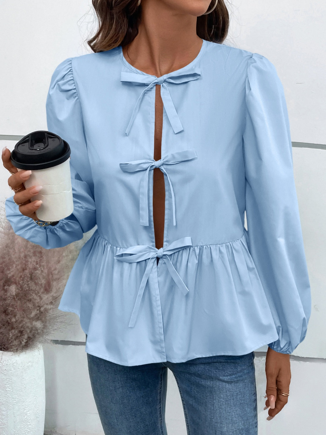 Langärmlige Bluse mit Schößchen und Bindeband