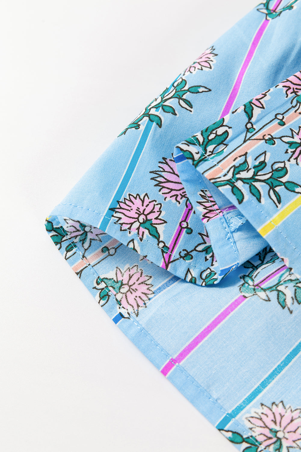 Bluse mit gesmoktem Blumenmuster und Schleife am Hals