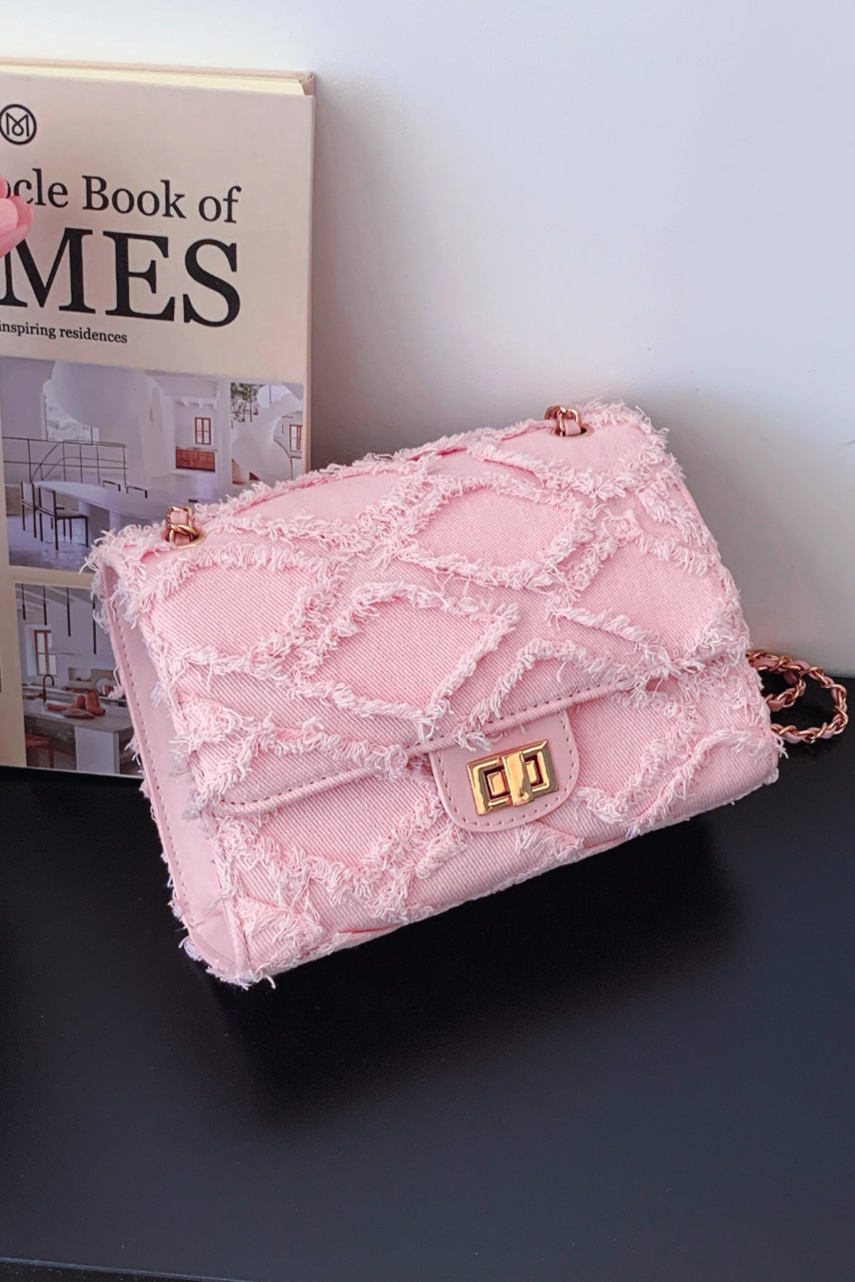 Umhängetasche aus Denim mit ungesäumtem Saum