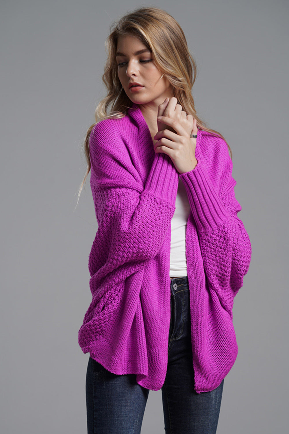 Strickjacke mit offenen Fledermausärmeln vorne
