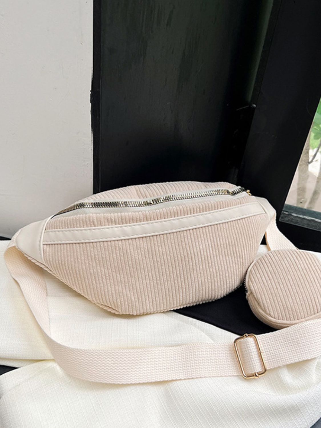 Umhängetasche aus Cord mit verstellbarem Riemen und Beutel