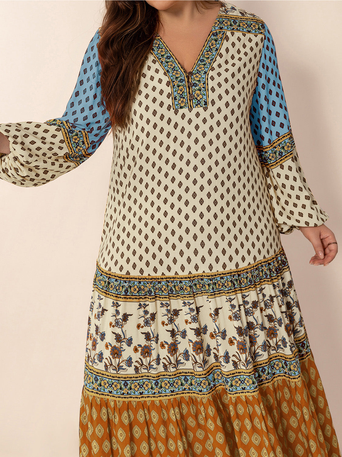 Bedrucktes Maxikleid mit V-Ausschnitt und Ballonärmeln in Übergröße