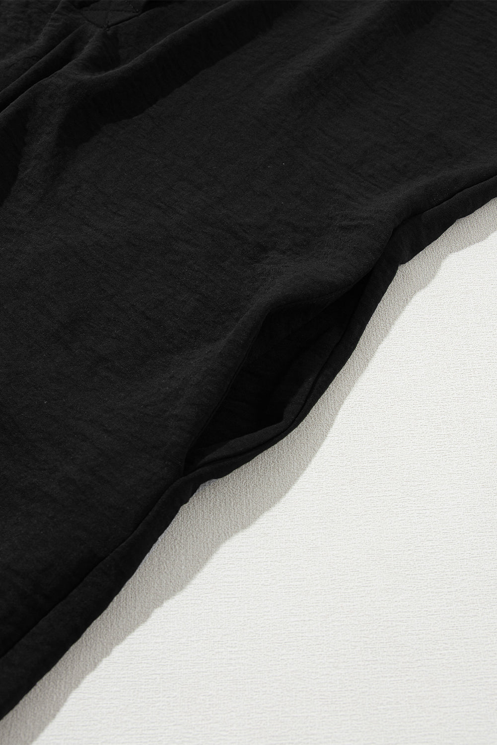 Strampler mit halbhohem Kragen und Knopfleiste