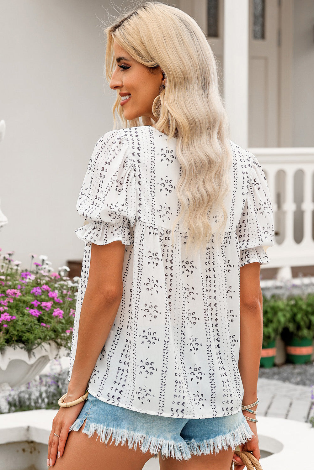 Bestickte Bluse mit Rundhalsausschnitt und Volantärmeln