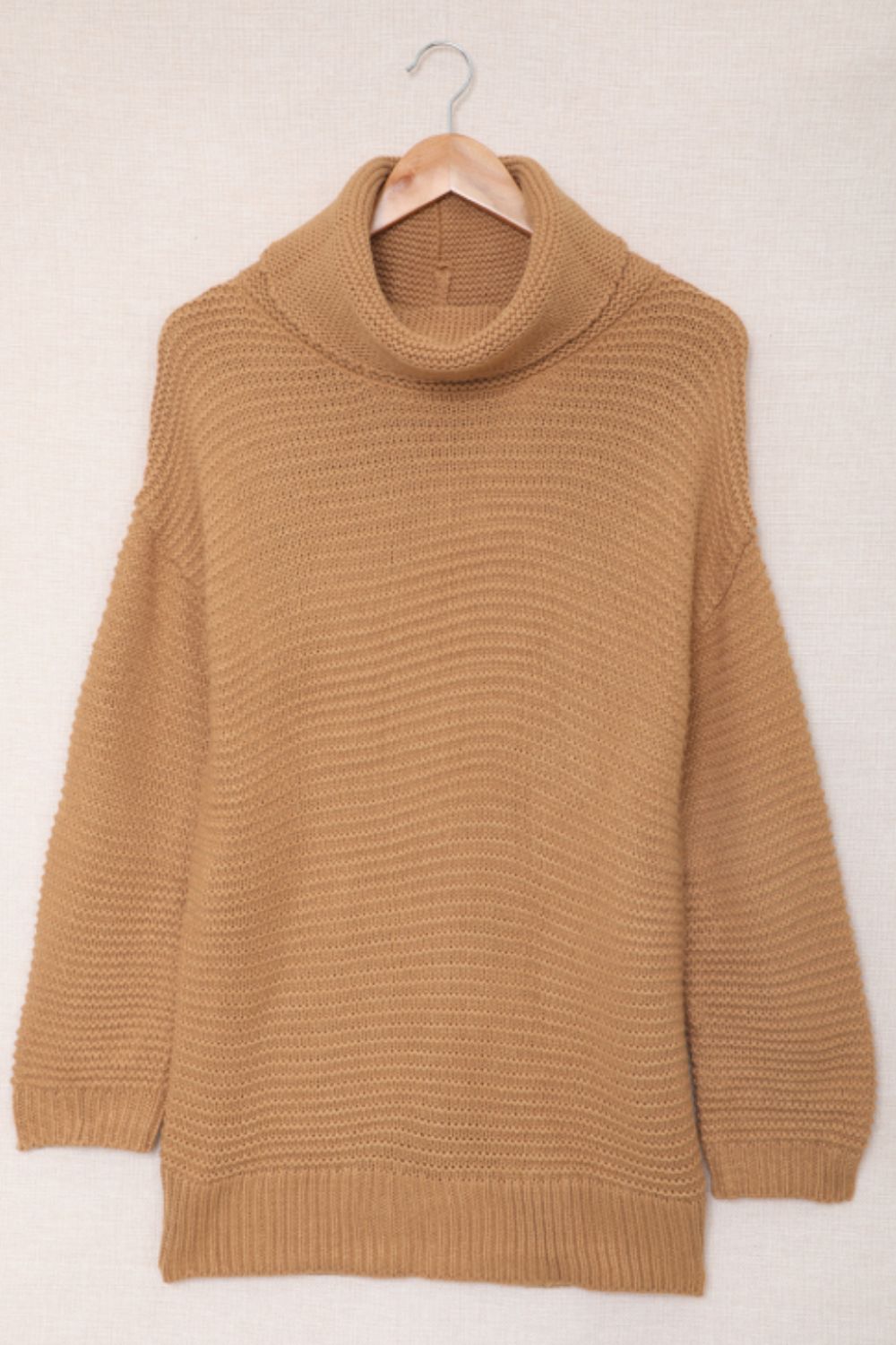 Rollkragenpullover mit langen Ärmeln und seitlichem Schlitz