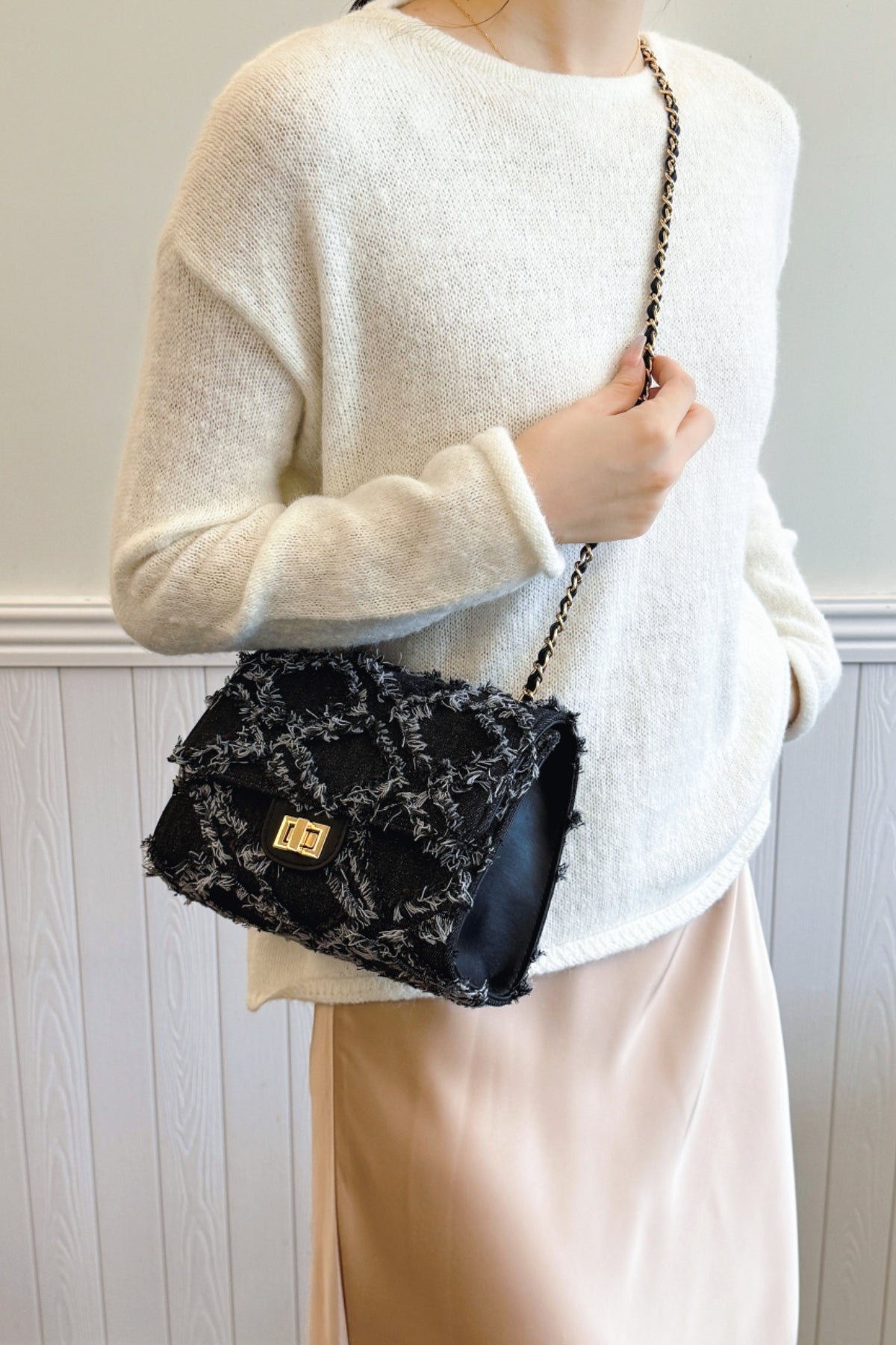 Umhängetasche aus Denim mit ungesäumtem Saum