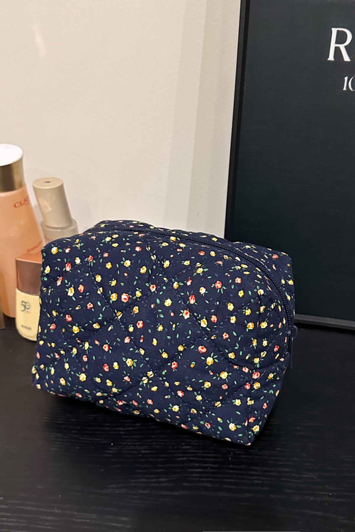 Clutch mit Blumenmuster und gestepptem Karofutter