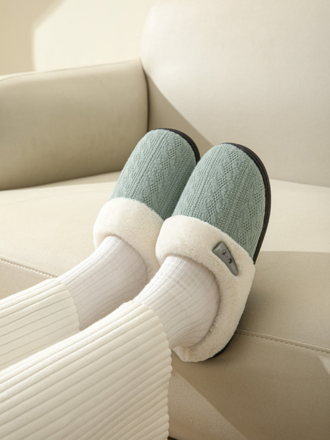 Flache Hausschuhe mit Hornschnalle und pelziger Textur