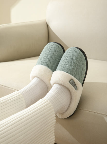 Flache Hausschuhe mit Hornschnalle und pelziger Textur