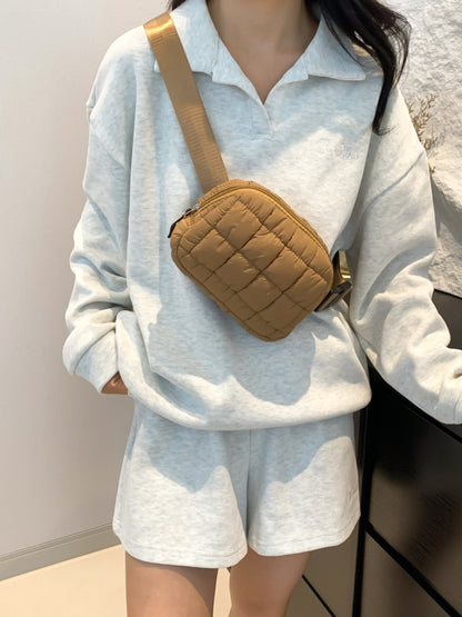 Umhängetasche mit verstellbarem Riemen und Blasenstruktur