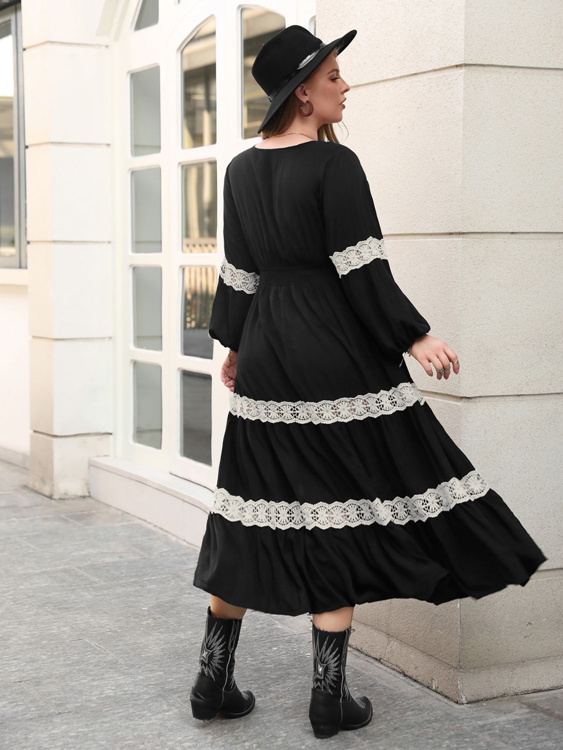 Plus Size Midikleid mit Spitzendetail und V-Ausschnitt und langen Ärmeln