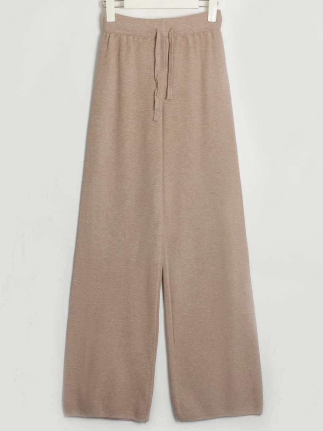 Set aus langärmligem Oberteil mit V-Ausschnitt und Hose mit Kordelzug