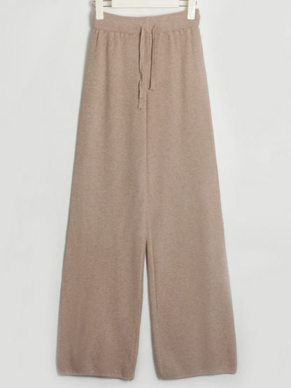 Set aus langärmligem Oberteil mit V-Ausschnitt und Hose mit Kordelzug