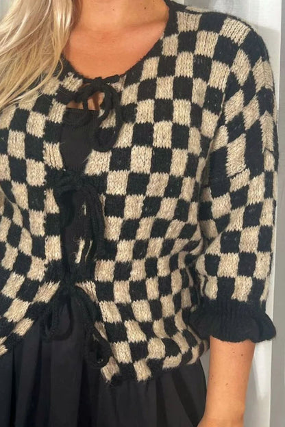 Double Take – Karierte Strickjacke mit tief angesetzten Schultern und Volantärmeln