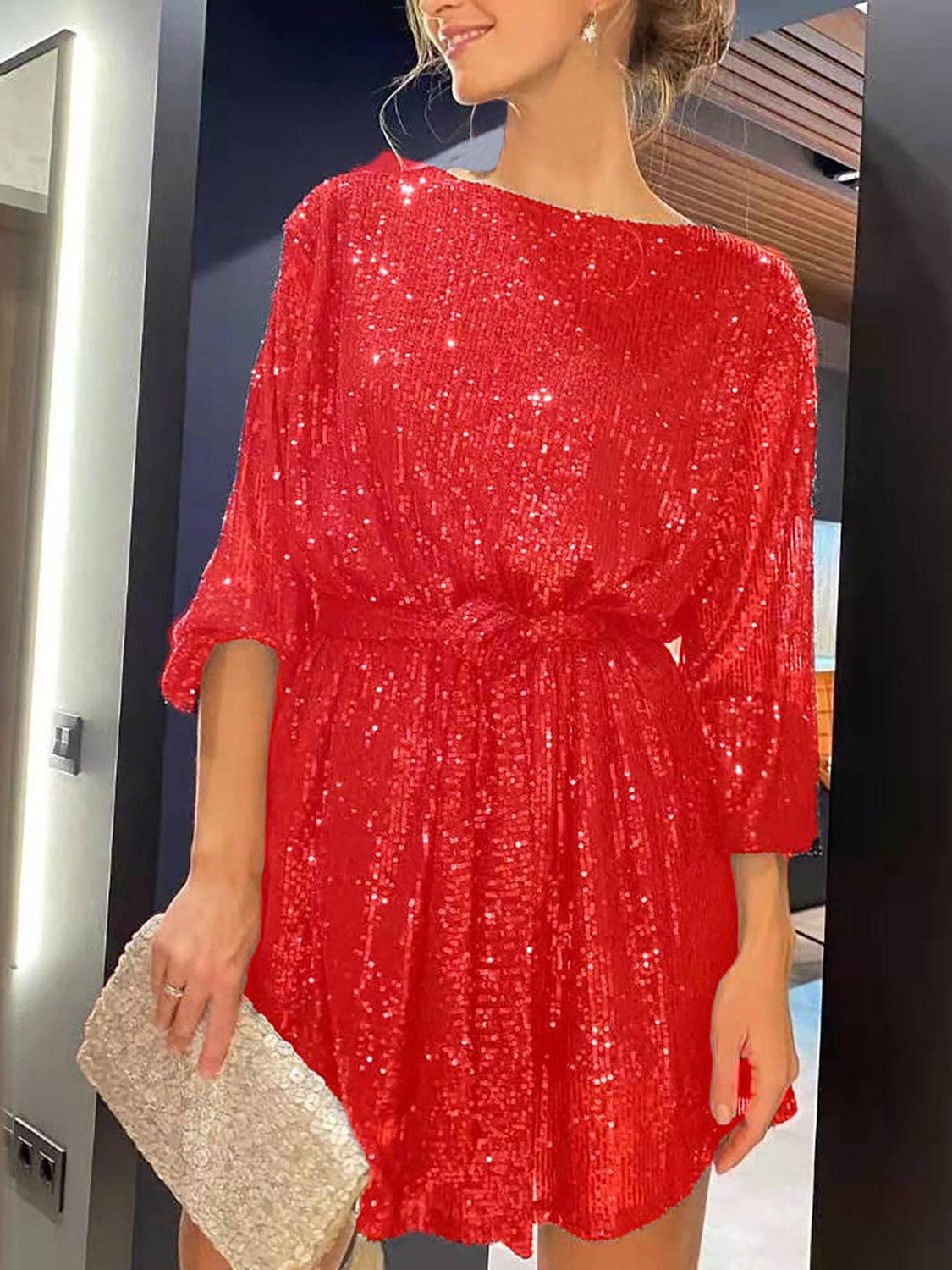 Langärmliges Minikleid mit Pailletten und Bindegürtel