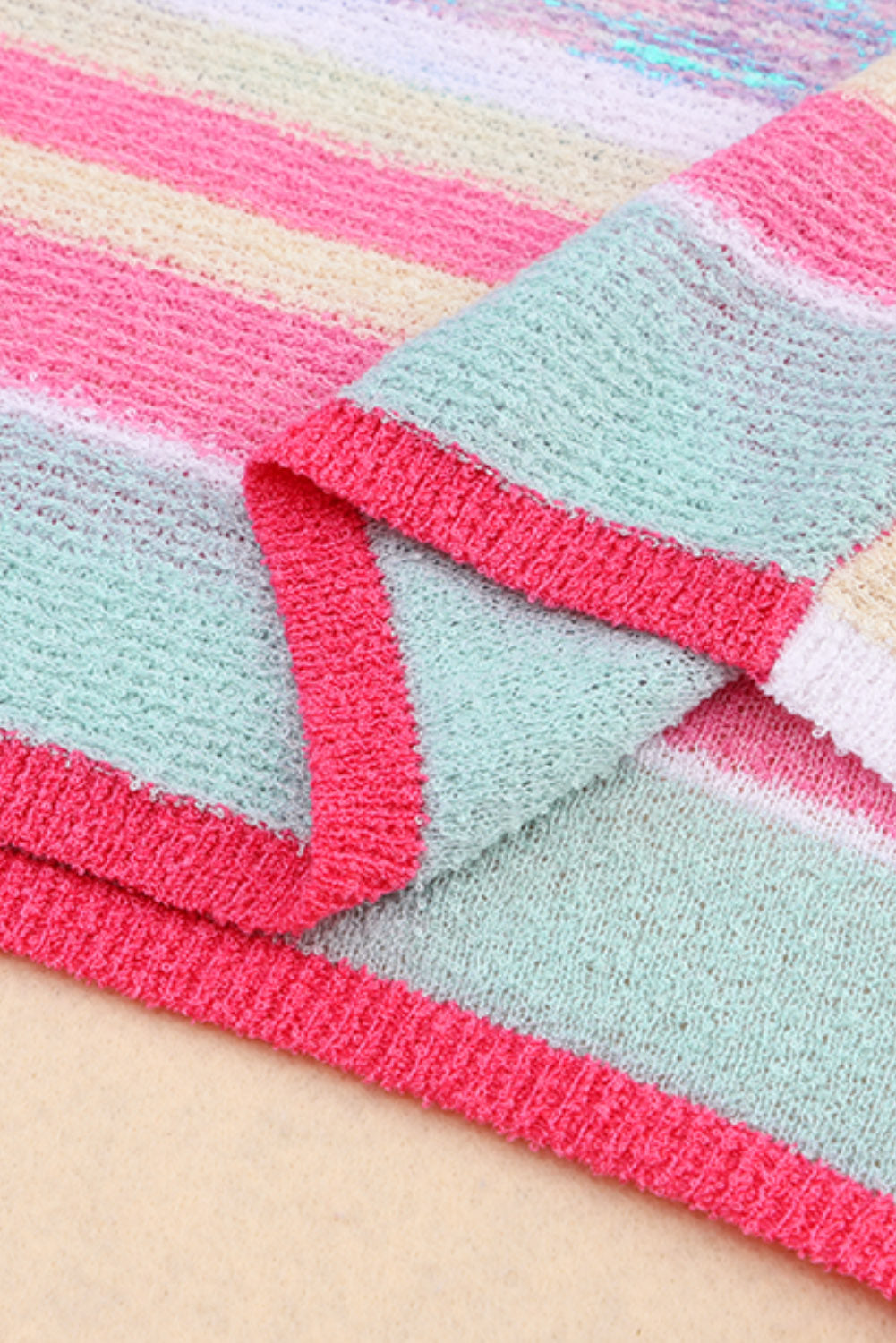 Strickoberteil mit kontrastierendem Rundhalsausschnitt und Dreiviertelärmeln