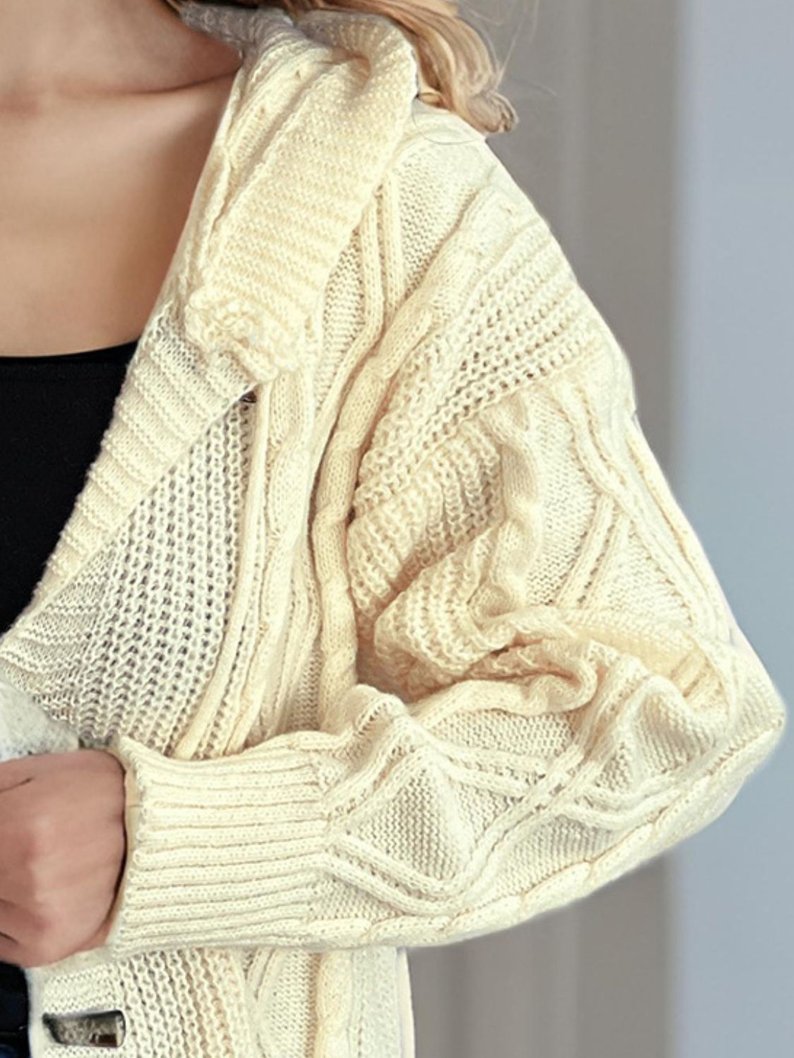 Langärmlige Strickjacke mit Kapuze und Zopfmuster