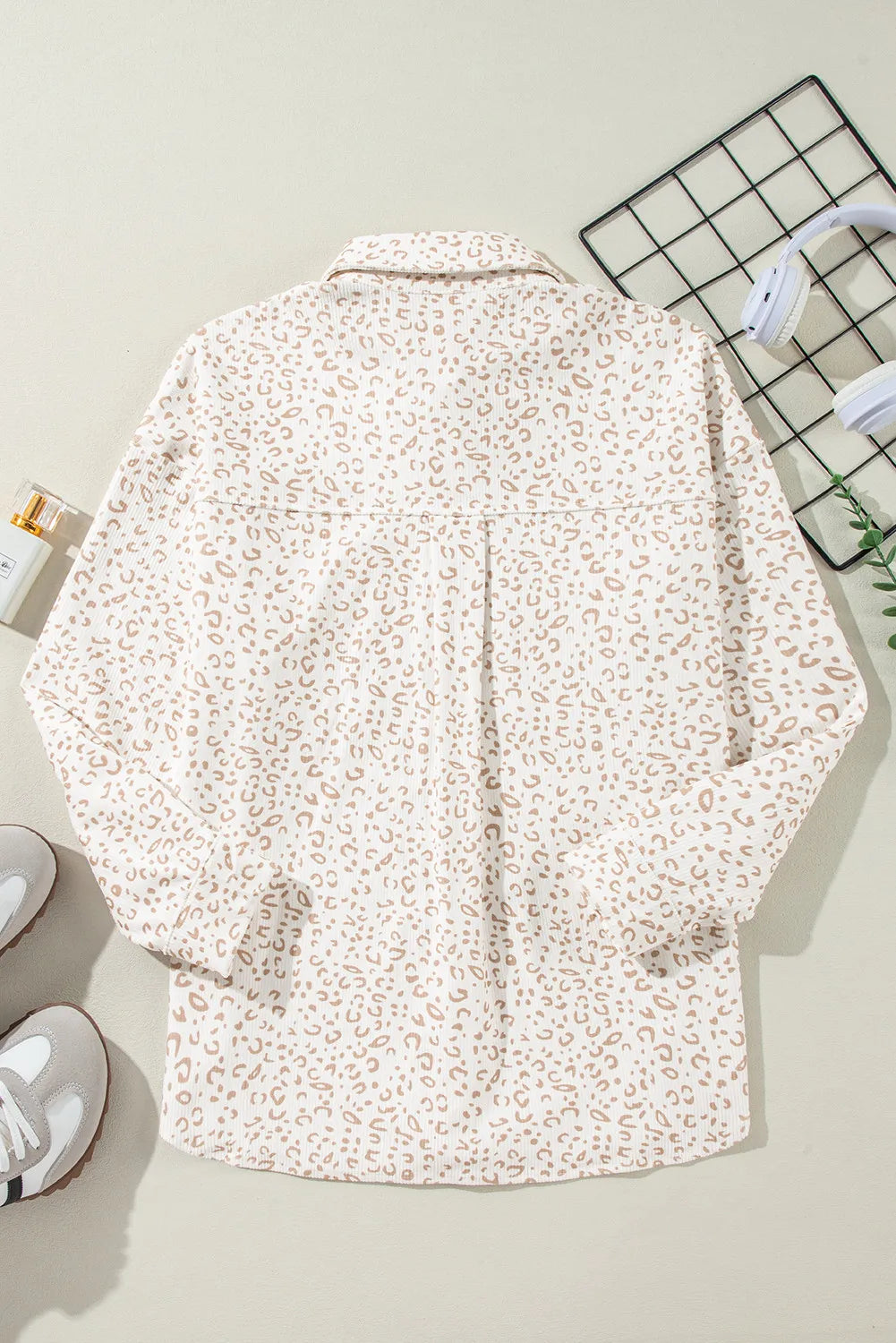 Jacke mit Leopardenmuster, Kragen und überschnittenen Schultern