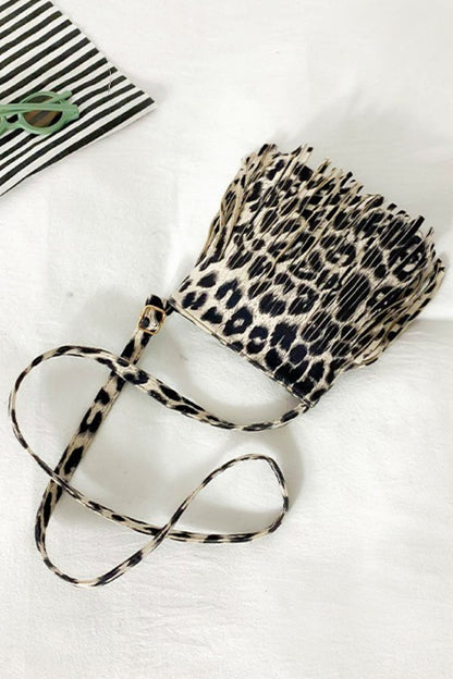 Adored Umhängetasche aus PU-Leder mit Fransen