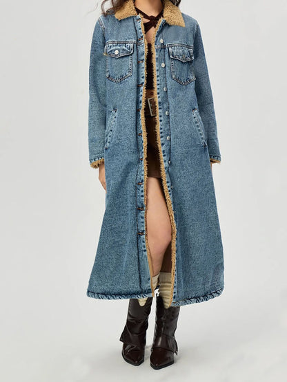 Jeansjacke mit Knopfleiste und Taschen und Pelzfutter
