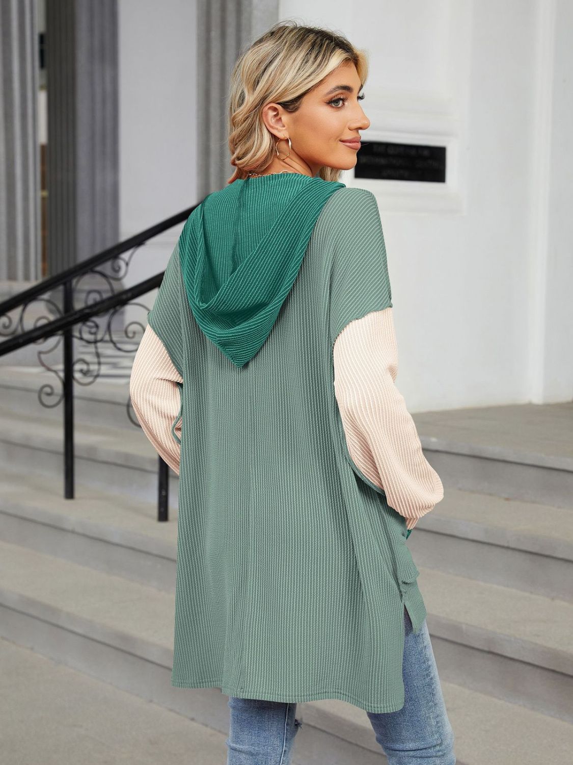 Double Take – Langärmliges Oberteil mit Kapuze und Kontrast