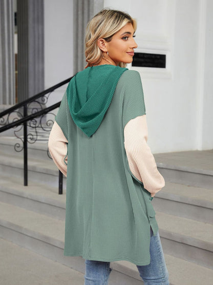 Double Take – Langärmliges Oberteil mit Kapuze und Kontrast