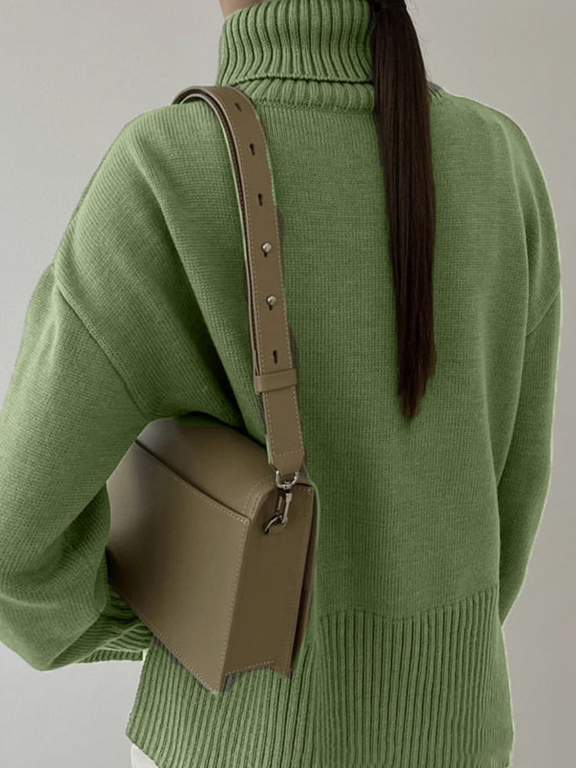 Rollkragenpullover mit seitlichem Schlitz und überschnittener Schulter