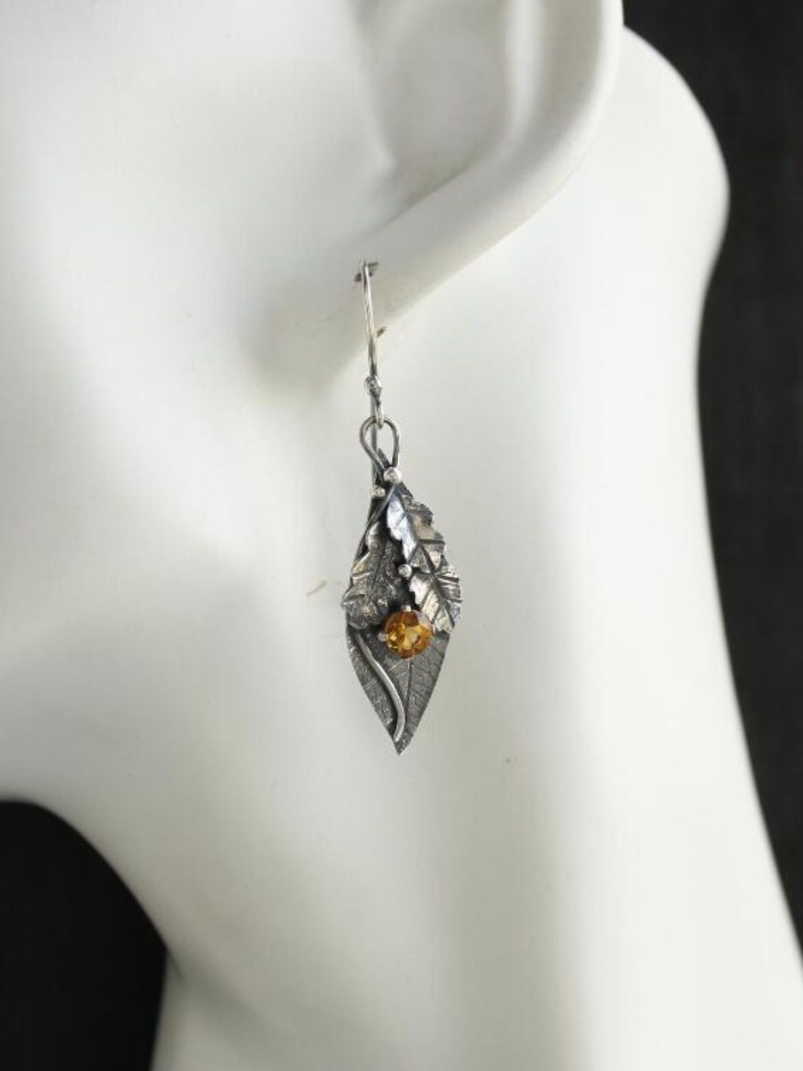 Ohrringe in Blattform mit Strasssteinen aus Legierung