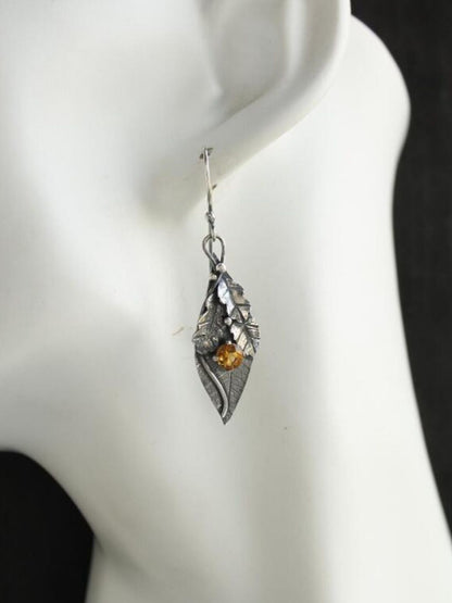 Ohrringe in Blattform mit Strasssteinen aus Legierung