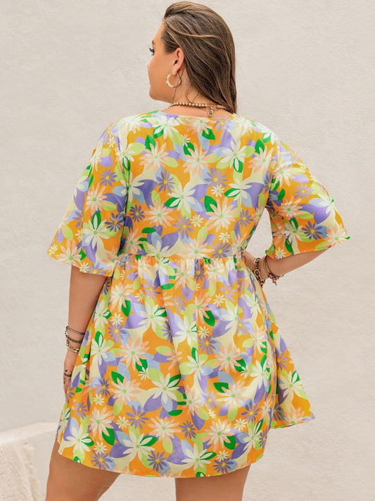 Bedrucktes Minikleid mit V-Ausschnitt und halblangen Ärmeln in Übergröße