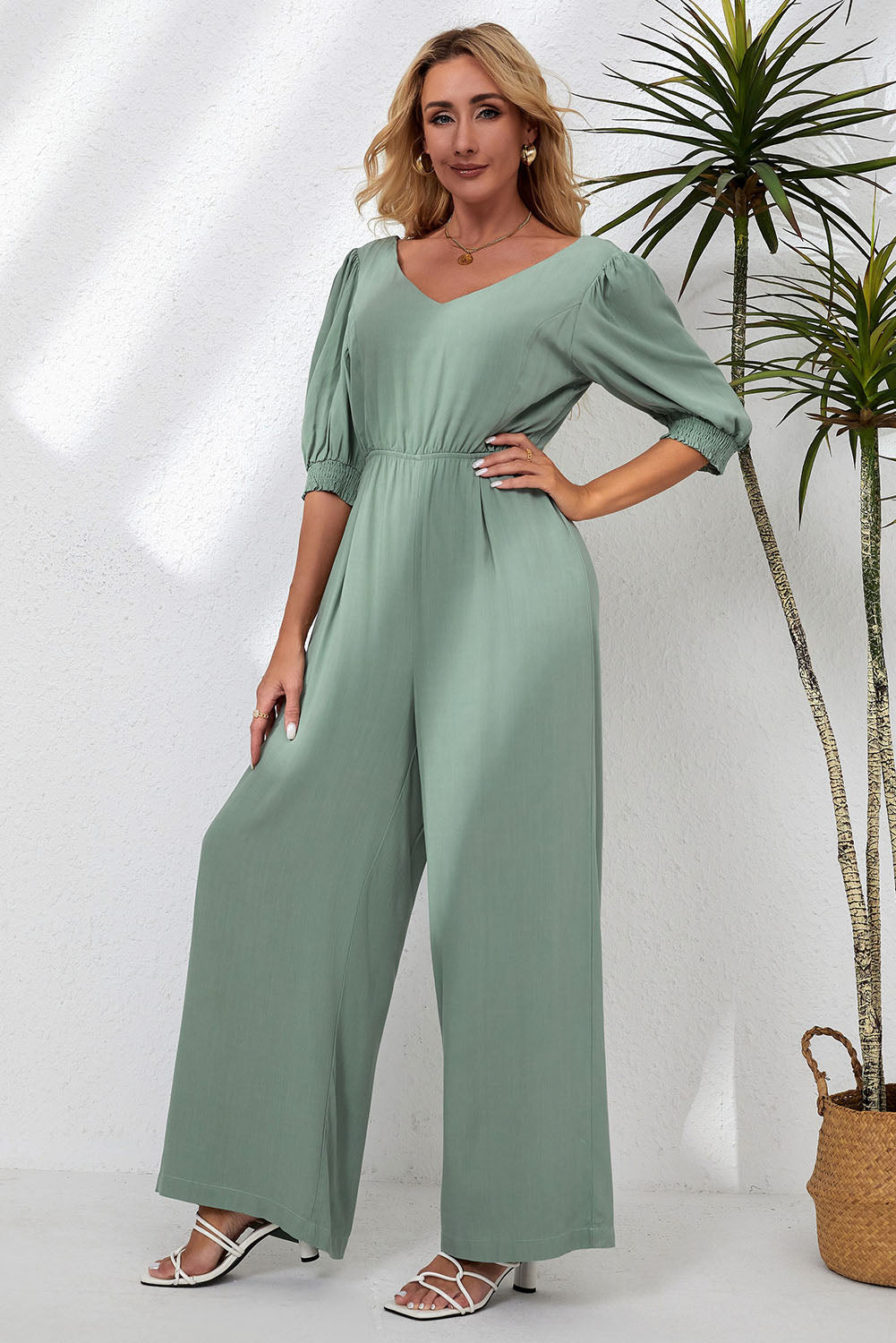Jumpsuit mit V-Ausschnitt und halblangen Ärmeln