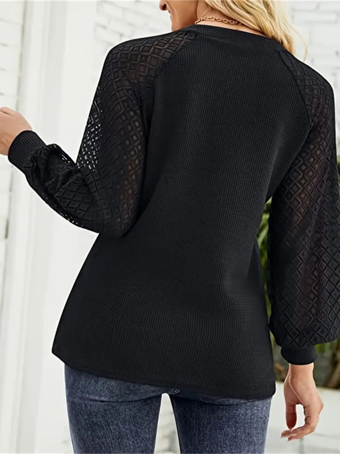 Langärmliges T-Shirt mit V-Ausschnitt und dekorativem Knopf