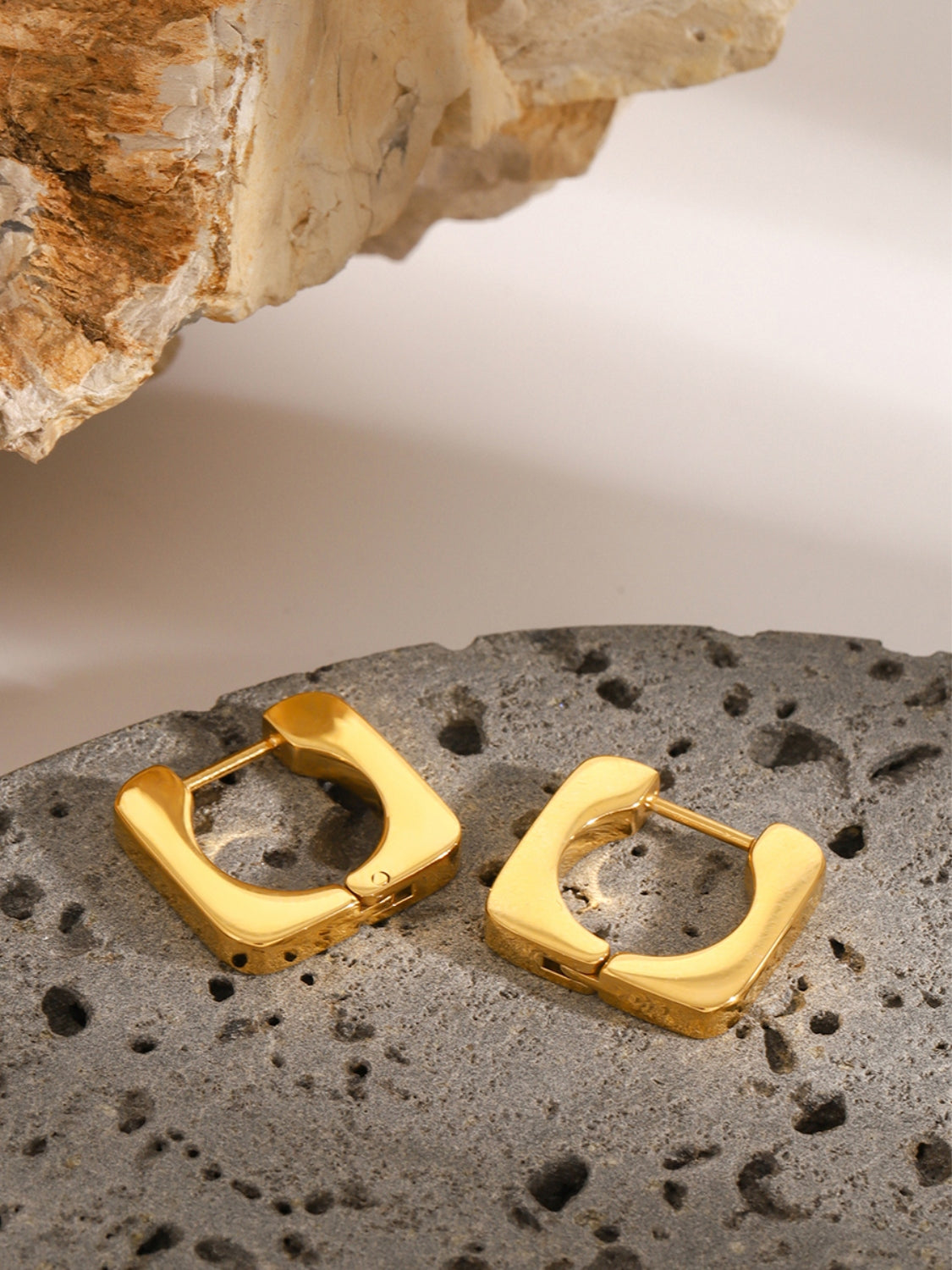 Quadratische Ohrringe aus 18 Karat vergoldetem Edelstahl