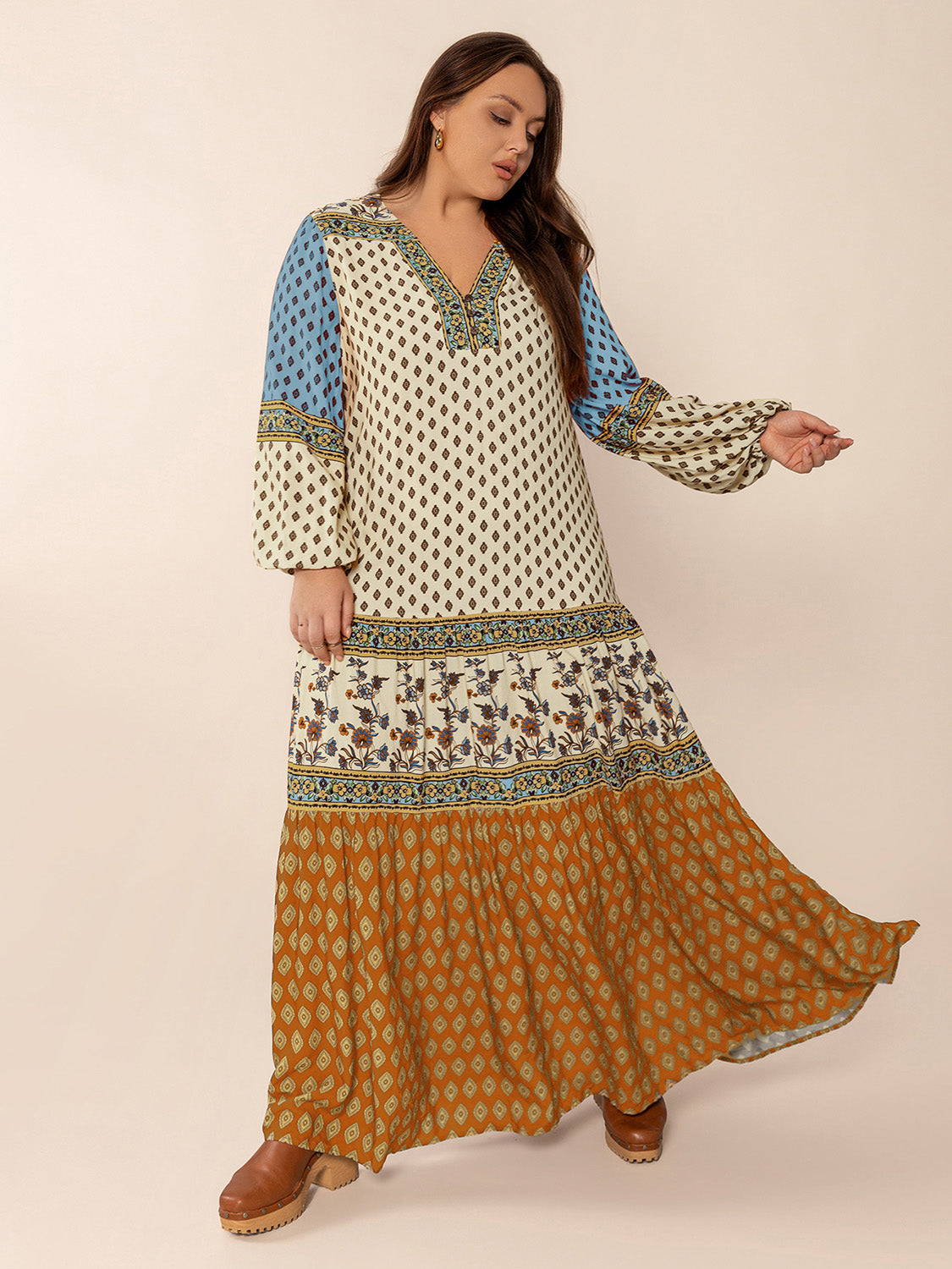 Bedrucktes Maxikleid mit V-Ausschnitt und Ballonärmeln in Übergröße