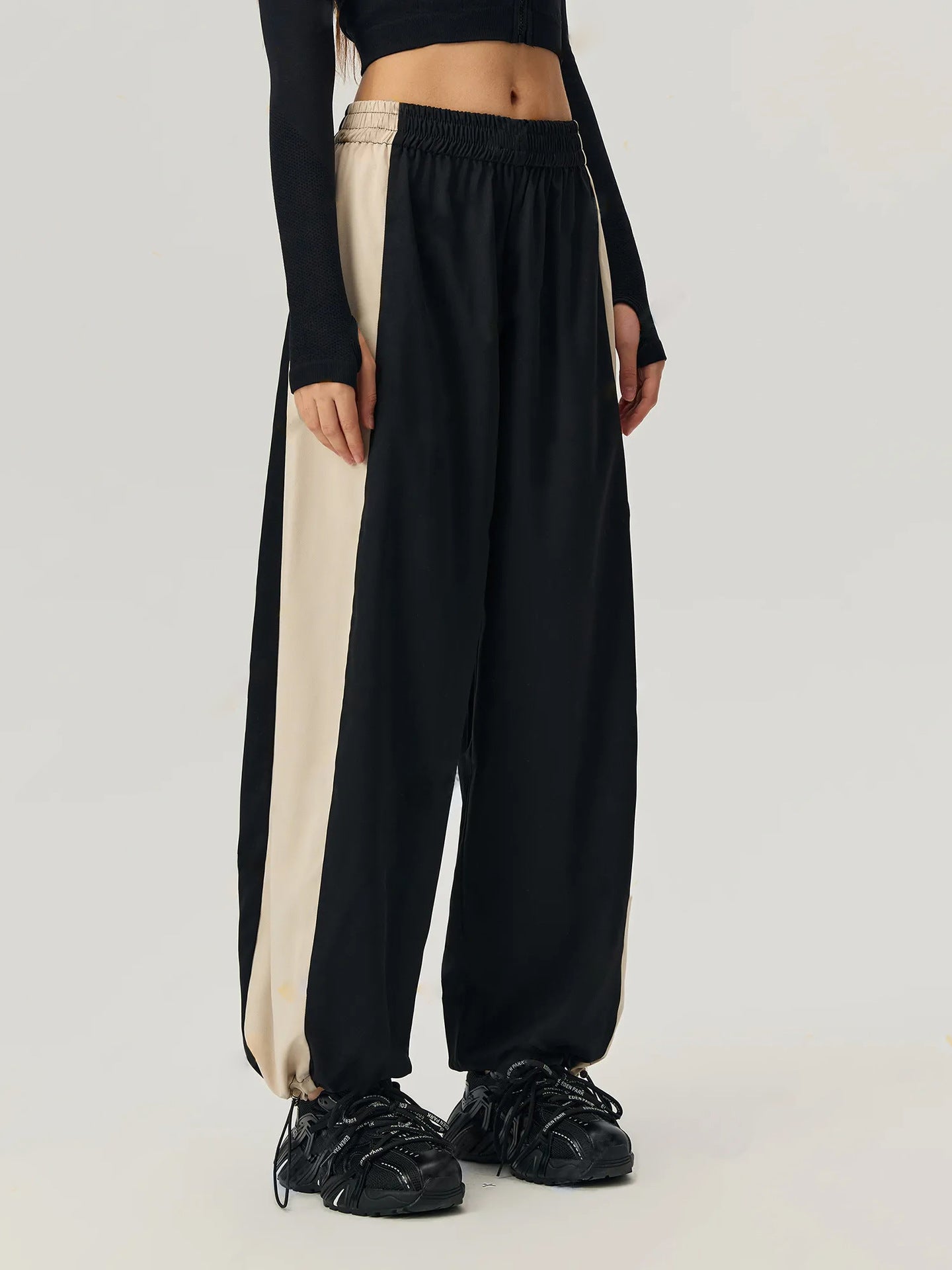 Hose mit Kordelzug am Saum und kontrastierender elastischer Taille