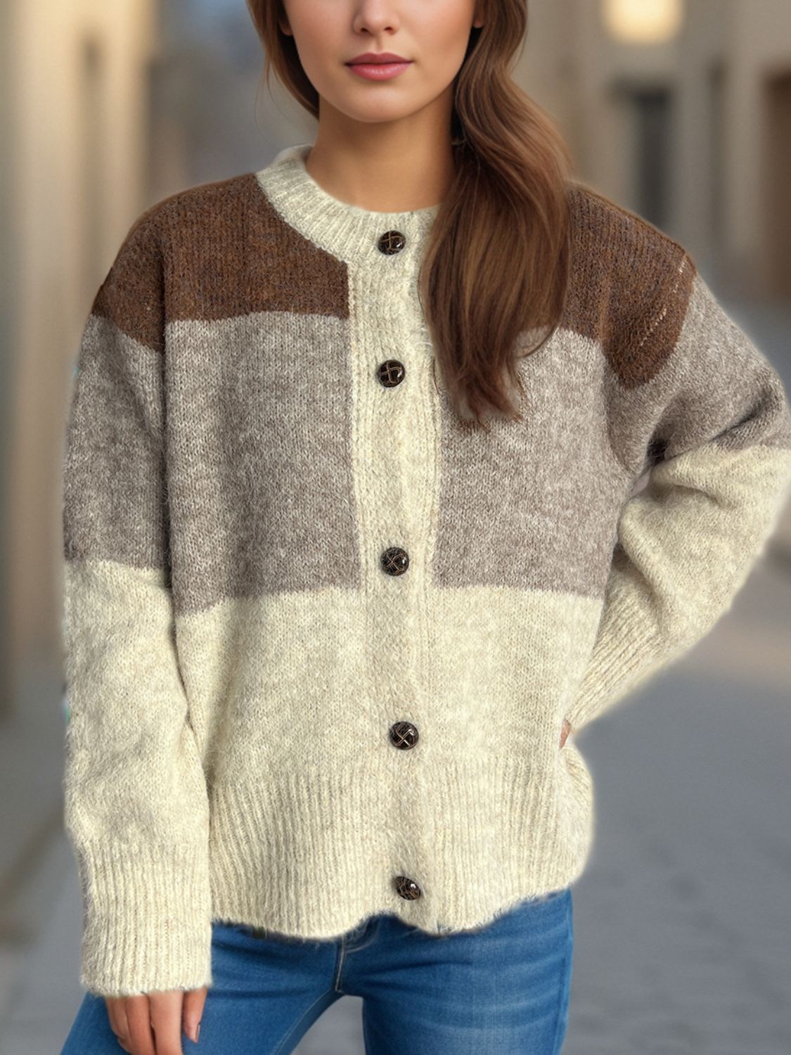 Strickjacke mit Rundhalsausschnitt und Knopfleiste in Farbblock-Optik