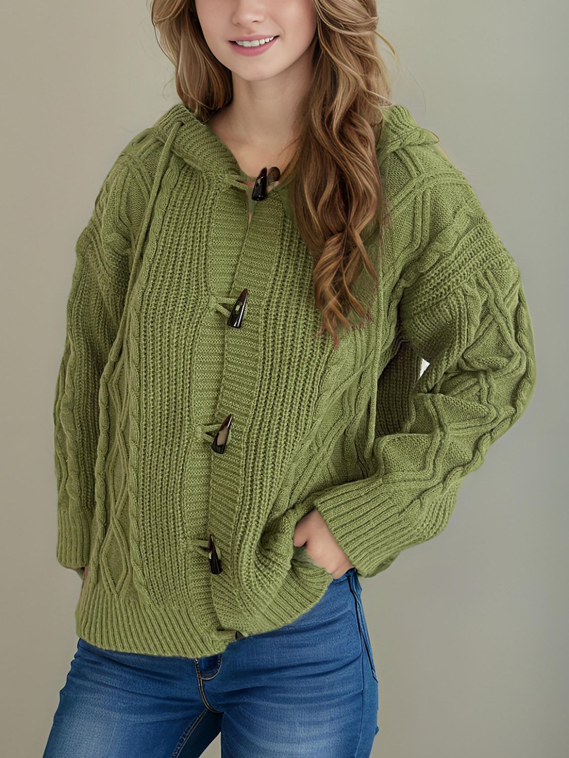 Langärmlige Strickjacke mit Kapuze und Zopfmuster