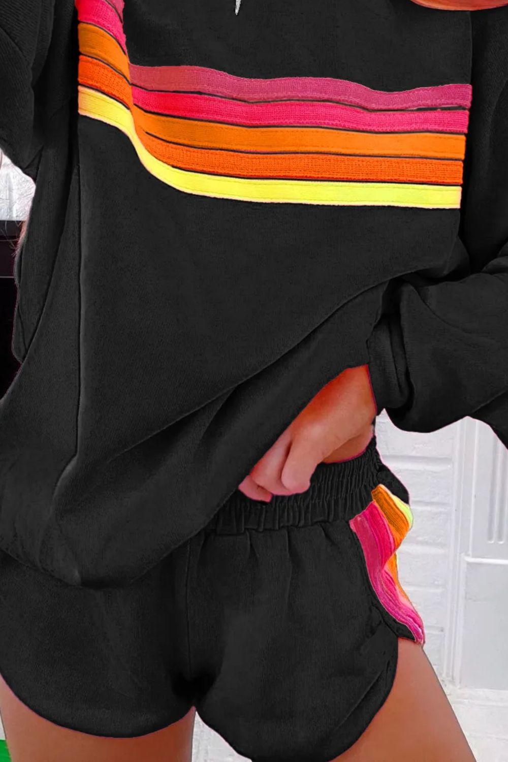 Set aus Oberteil und Shorts mit Rundhalsausschnitt und Kontraststreifen in voller Größe