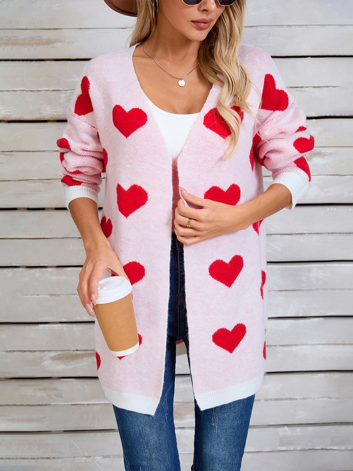Langärmlige Strickjacke mit Engelsflügeln und Herzmuster, vorne offen