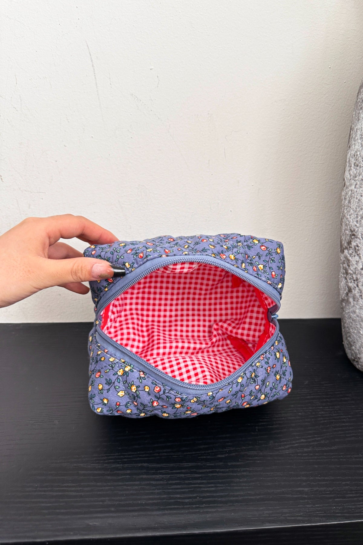 Clutch mit Blumenmuster und gestepptem Karofutter