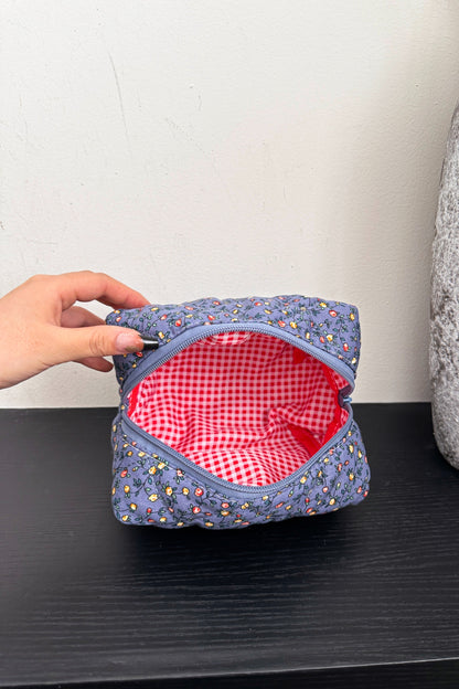Clutch mit Blumenmuster und gestepptem Karofutter