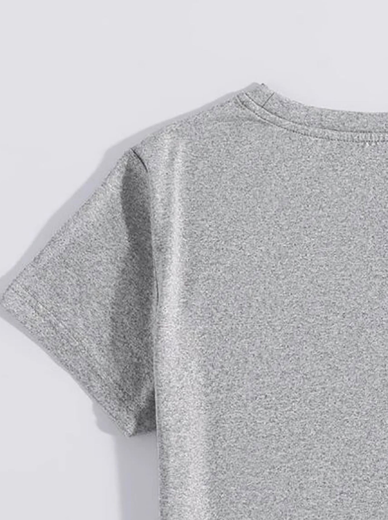 T-Shirt mit Rundhalsausschnitt und kurzen Ärmeln und Grafik