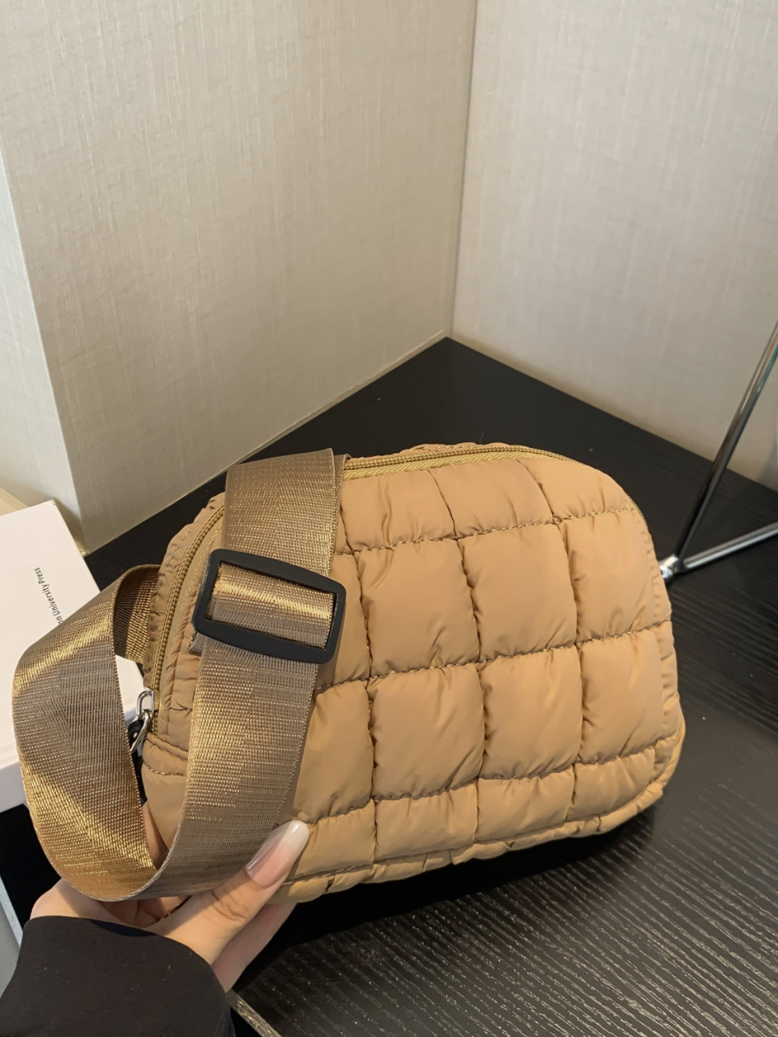 Umhängetasche mit verstellbarem Riemen und Blasenstruktur